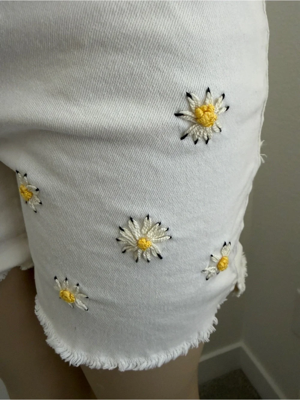 Boho Chic Seven7 Daisy Embroidered White Stretch Denim Shorts
